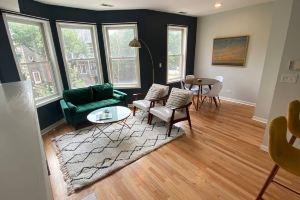 Modern Wrigley Oasis with Parking! Hotel, Chicago