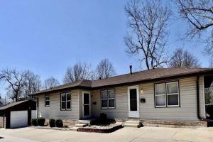 Duplex 2 Beds 1 bath Unit WiFi ,Heat & AC in Illinois Hotel, Bloomington