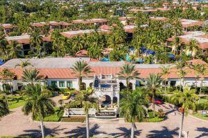 Newly Updated Luxury Condo at Bay Resort - Pools, Spa, Lazy River & More!, Naples