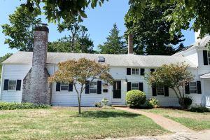 Heart of downtown, walk to harbor, Martha’s Vineyard ferry, bikeway and beach! Hotel, Falmouth