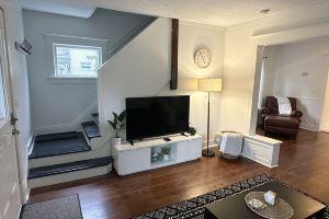 Mayo Discounts! 3 blocks from Mayo Clinic, large kitchen, comfy reading chairs. Hotel, Rochester