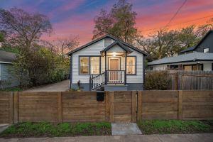 Stylish, Artsy Bungalow, W/Patio - Central East - 3BR - Pet Friendly! Cottage, Austin