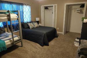 NEW!!! The Uptown Oasis...seconds from Uptown Marion!!! Hotel, Cedar Rapids