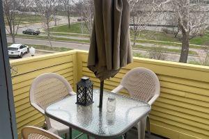 3-bedroom duplex yellow house downtown with AC, WiFi, Des Moines
