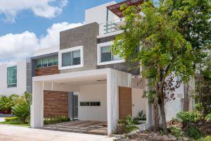 House in Near to the Airport, in a Family Neighborhood, Cancun