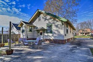Family-Friendly Retreat w/ Patio! Hotel, Des Moines