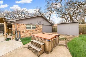 Modern home with swimming pool and hot tub Apartments, Irving