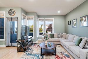 Spacious Townhome with Scenic Balcony and Backyard Swing - Stylish Getaway Apartments, Seattle