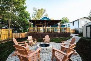 Cozy Dwntwn Boho Bungalow. Deck-Firepit Area. B-Landing & Hspital 3-min. Cottage, Branson