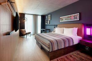 Moxy Downtown Hotel, Montreal