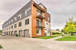 City Skyline Views: Upscale Townhome Apartments, Denver