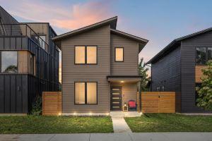 Cozy 3BD - Central Location w/ BBQ & Movie Yard Hotel, Windsor