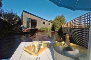 3D Cinema, 8 Pinballs, video games, Sleeps 7 - 5mins to MONA Hotel, Hobart
