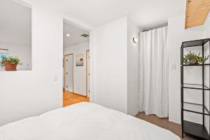 Scenic Retreat with Deck & Stunning Views in LA Hotel, Glendale