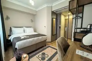 Grand Clover Hotel, Karahidir