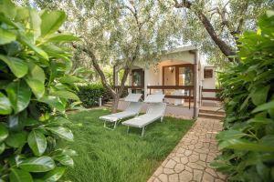Melograno Holiday Home Featured with Swimming Pool and Private Beach, Mattinata