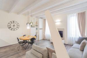 Modern & Stylish Apartment in City by Rent All, Como
