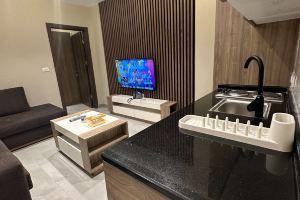Charming Apartment with Terrace and Parking, Amman