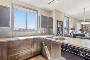 Bright Corner Unit with Lake and Pool Views 543 Hotel, Kelowna