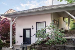 The Little Pink House ...a Lovely University Hideaway, Eugene
