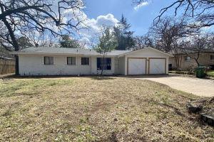 Modern/ Cozy Residential Home- Near Entertainment Apartments, Arlington