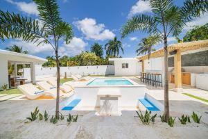 Green Palace - 7Br Luxury Villa in 3Mins from Strip Plus 24hr Security, Sosua