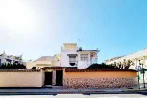 Charming Upper Bungalow with Terrace and Communal Pool in Cottage, Torrevieja