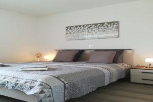 Apartment Villa Bijele Stijene - Two Bedroom Apartment with Terrace and Sea View, Karlobag