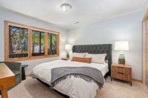 AC! 2 Kings 2 Twins Condo - Walk to River! Close to Downtown and Rmnp Apartments, Estes Park