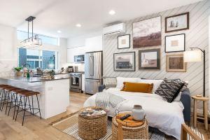 Rooftop Patio, Smart TV, Fast Internet and Cozy Comfort - Chic Oasis Apartments, Seattle