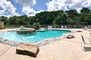 Riverfront Serenity - Pool, Hot tub, WiFi, Balcony Hotel, New Braunfels