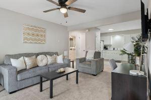Brand New! Modern 1BD,1BA Hidden Gem w/King Bed, Patio, Fast WiFi & Free Parking Hotel, Springfield