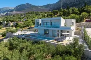 Luxury Villa in – 4 Bedrooms, Heated Pool, Sea View, AC & WiFi, Drasnice