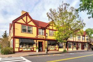One Bedroom Apartment Located in Downtown, Falmouth