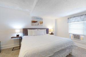 Downtown condo near the ocean with WiFi, rooftop deck, central AC, & washer/dryer Apartments, Rehoboth Beach