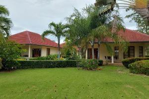 Beautiful Bungalow with Shared Outdoor Pool and 2 km from the Sandy Beach Cottage, Cha-Am