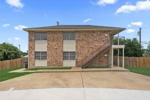 King beds, two living rooms and plenty of parking, College Station