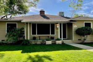 Central 3-bedroom house in with Pool & Vintage Bar Room, Redding