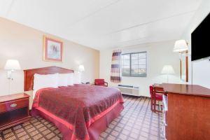 Days Inn & Suites by Wyndham, Laredo