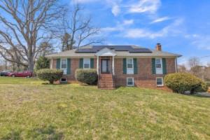 Upscale Escape Game Room & Spa-like Baths 4 Bedroom Home, Richmond