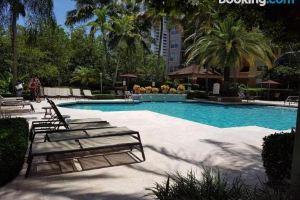 Uhost AI - 3B Gem w Golf & Intracoastal Views Hotel, Sunny Isles Beach