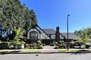TUDOR COTTAGE SUITE - Autzen Stadium - PK Park - UO - Hayward Field, Eugene
