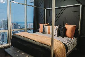 Skyline Serenity: Sauna, Hot Tub, Peloton, Views, Free Parking, Wifi Hotel, Chicago