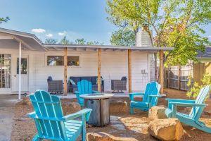 Cozy Fire Place ~ King Beds ~ Near Acu ~ Sleeps 12 ~ FirePit ~ Pickleball ~ Dogs Hotel, Abilene