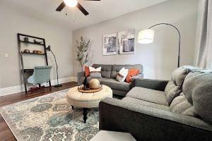 Spacious 3 Bedroom Sleeps 5 - Walk to Botanical Garden - Long Term Pet Friendly, Saint Louis