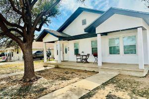 #1 Charming 5BR 1BA Home in – Comfort, Convenience & Great Location! Apartments, Midland