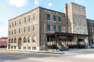 Modern loft with rustic character steps to downtown Apartments, Stratford