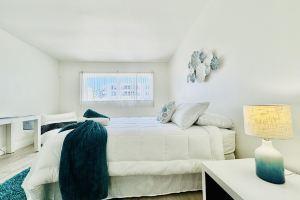 Coastal Charm: Waterfront, Free Parking, walk to the beach Hotel, Sunny Isles Beach