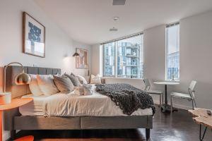 Mesmerizing City Views and Modern Amenities - Chic Urban Oasis Hotel, Bellevue