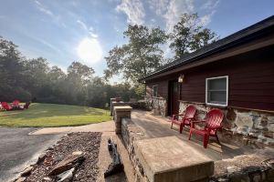 Secluded Cabin with Cozy Fireplace and Jetted Tub! 5-Minutes to Landing Hotel, Branson
